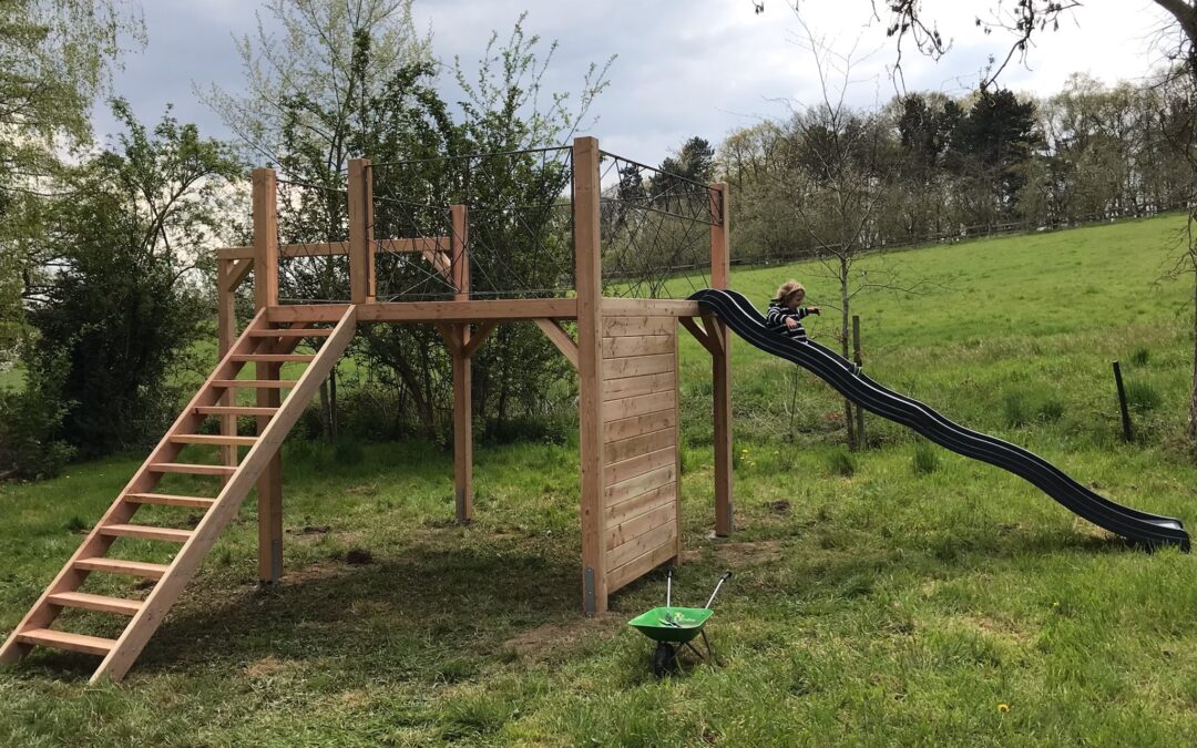 Portique de jeux et sa terrasse sur piloti