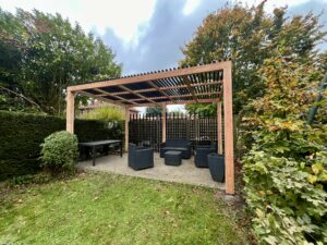 Pergola au fond du jardin structure en douglas et bardage en Pin autoclavé noir