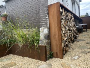 Aménagement en acier corten, bordure, couvre marche, bac à fleurs et range buches