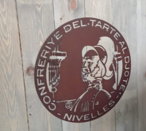 Le logo en corten dans sa couleur définitive