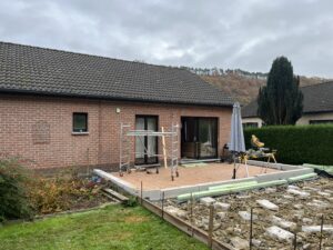 On commence à reconstruire le sous bassement de l'extension