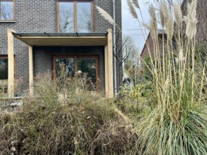 Terrasse en bois et acier depuis la jardin