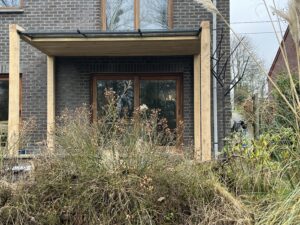 terrasse couverte et un arbre en acier