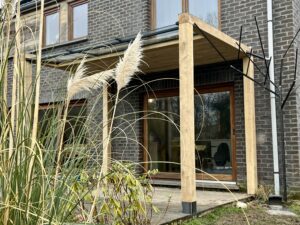 terrasse en bois et arbre en acier