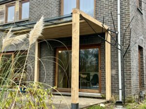 terrasse couverte et sculpture d'arbre