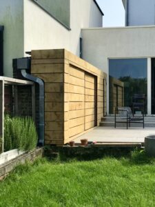 Mur en bois moderne, jardin verdoyant.