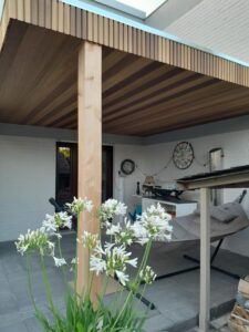 Terrasse moderne avec fleurs blanches.