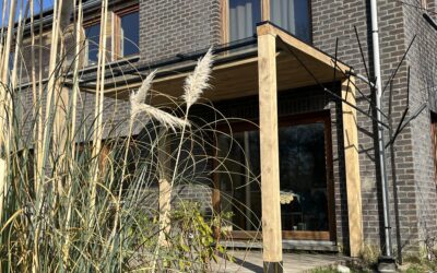 Terrasse couverte en Chêne avec sa verrière et son arbre en acier